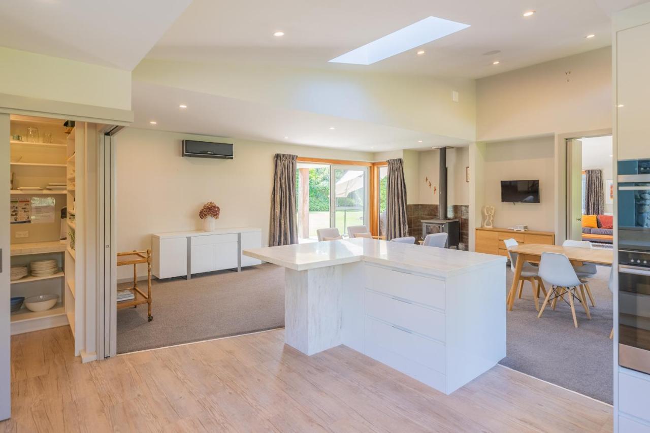 Anam Cara Gardens Luxury Villa Private Bedrooms And Ensuite Bathrooms Sleeps 9 Otaki Exterior foto